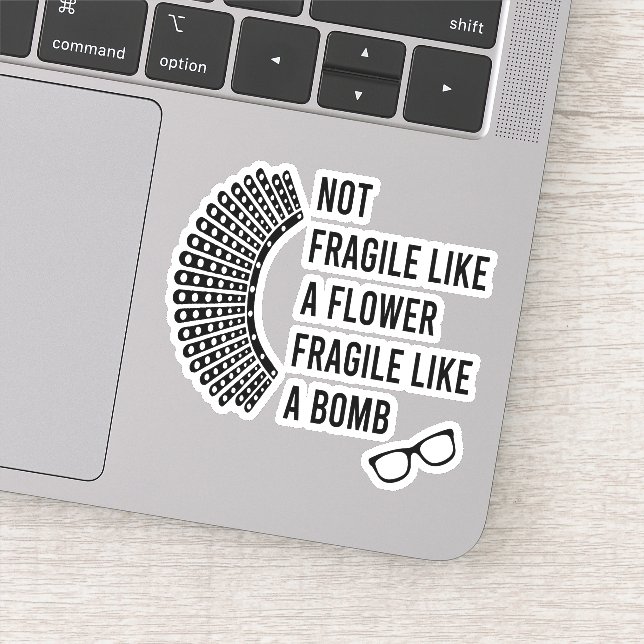Sticker Pas fragile comme une fleur fragile comme une bomb (Détail)