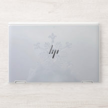 Petit flocon de neige en forêt hivernale