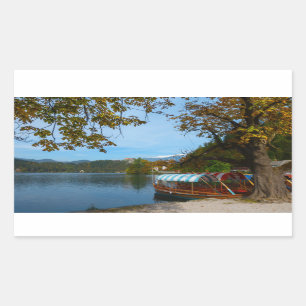 Sticker Rectangulaire Bateaux touristiques dans le lac Bled en automne