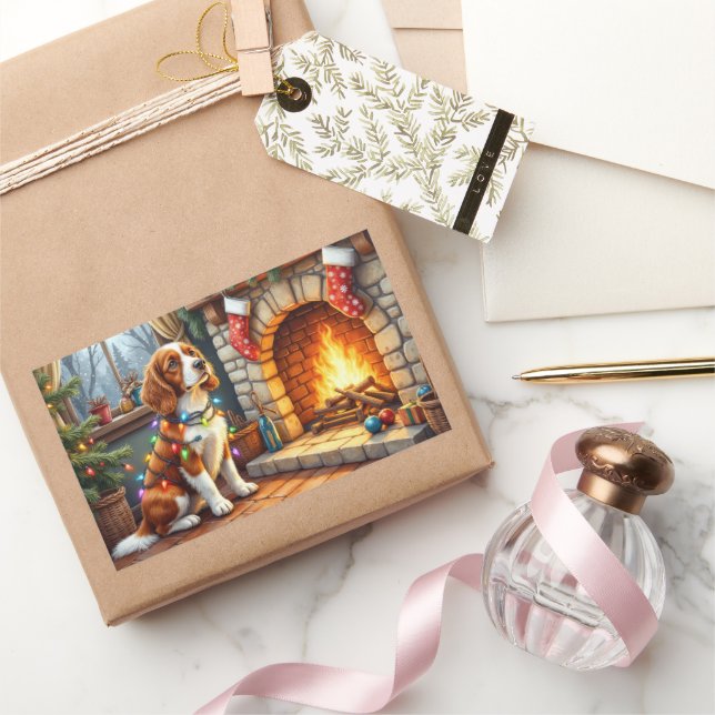 Sticker Rectangulaire Brittany Spaniel Fireplace with Christmas Lights (Cadeaux)