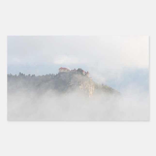Sticker Rectangulaire Château de chaume entouré de nuages (Devant)