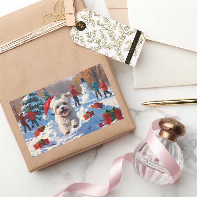 Sticker Rectangulaire Chien maltais courant dans la neige avec Casquette (Cadeaux)