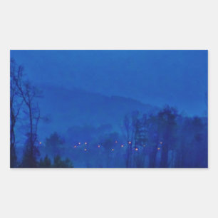 Sticker Rectangulaire Des lumières scintillantes dans un Blue Mountain M