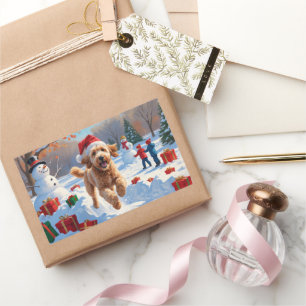 Sticker Rectangulaire Goldendoodle courant dans la neige avec un chapeau