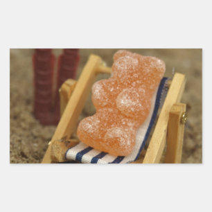 Sticker Rectangulaire Ours gommeux détendant sur la plage