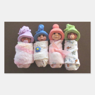Sticker Rectangulaire Quatre Bébés D'Argile, Échangés, Avec Des Casquett