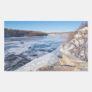 Sticker Rectangulaire Sur la falaise surplombant le fleuve gelé mississi