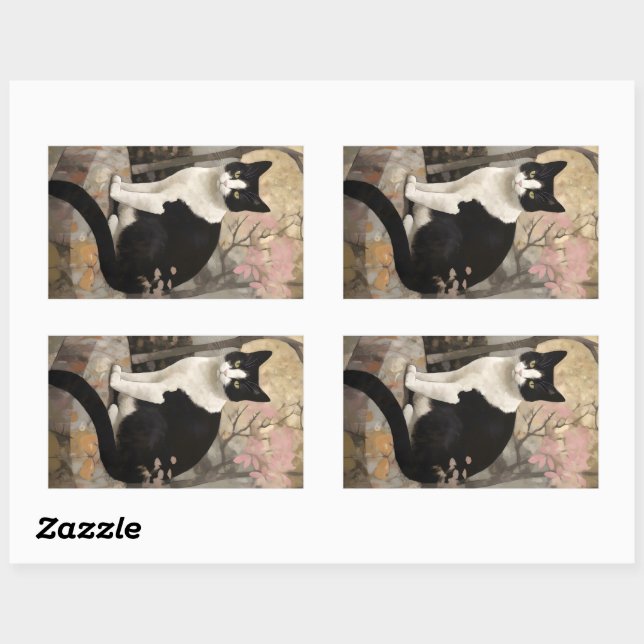 Sticker Rectangulaire Tuxedo Chat sur un rocher assis dans un jardin (Feuille)