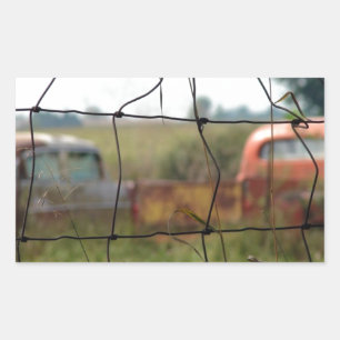 Sticker Rectangulaire Voitures et camions rouillent dans un champ rural