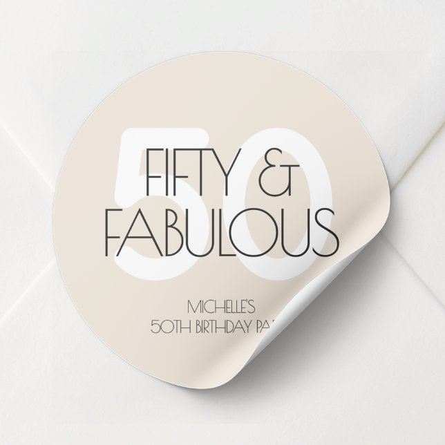 Sticker Rond 50 et fabuleux Moderne Beige Cinquante Anniversair (50 and fabulous Modern Beige Fifty Birthday Party Classic Round Sticker)