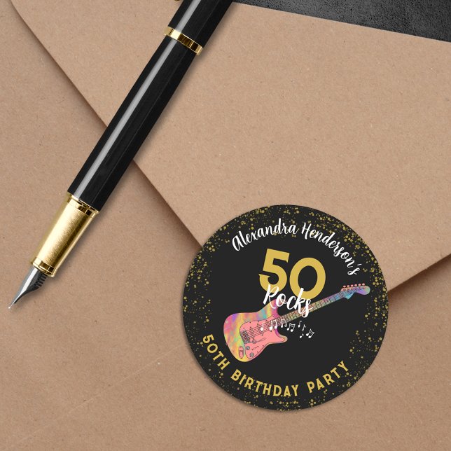 Sticker Rond 50 Rocks Cool Rose Black Gold 50e fête d'anniversa (50 Rocks cool pink guitar black and gold glitter custom 50th birthday party sticker)