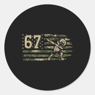 Sticker Rond 67 Meme Garçon Dabbing Camo Usa Drapeau Américain