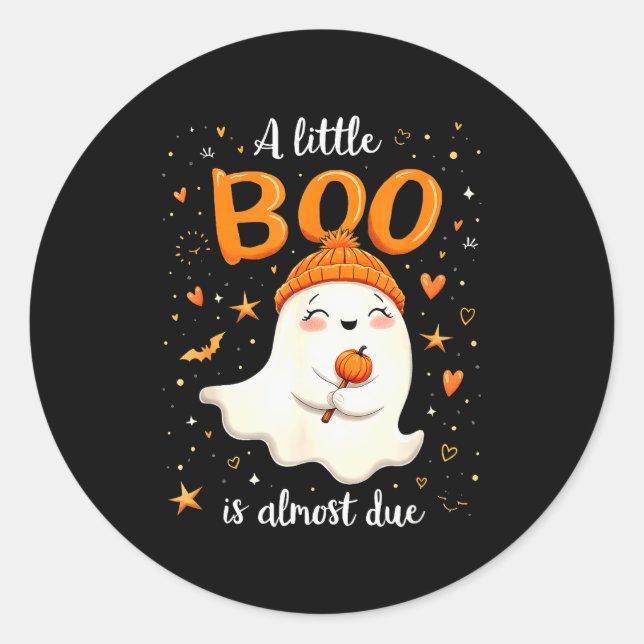 Sticker Rond A Little Boo Is Almost Due Expecting Mom Halloween (Devant)