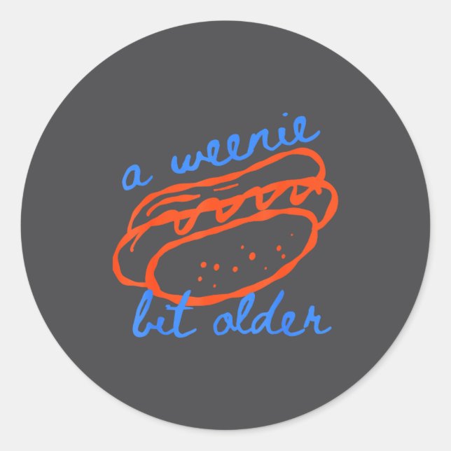Sticker Rond A Weenie Bit Older Funny Hotdog Pun Birthday Desig (Devant)