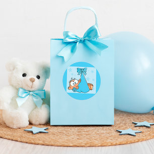 Sticker Rond Adorable Baby Boy avec Pacifier dans une fronde