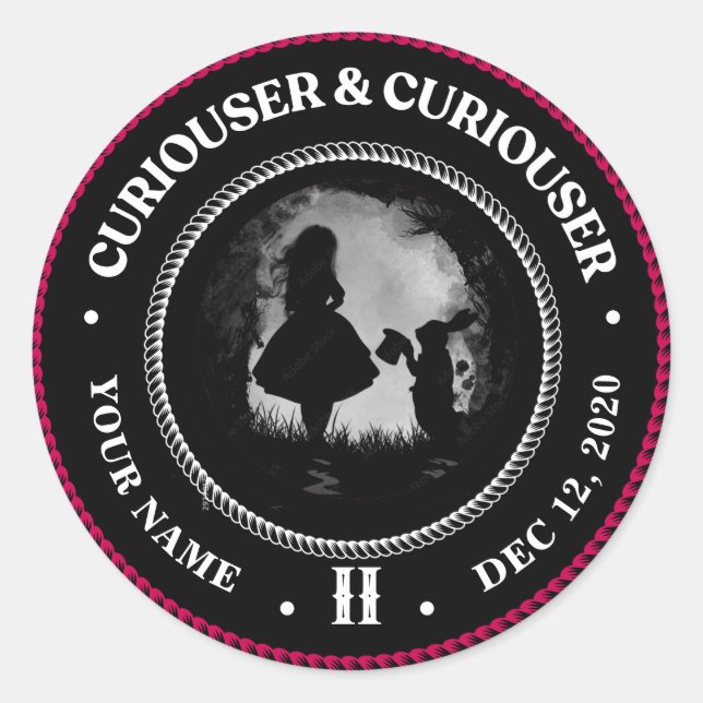 Sticker Rond Alice au pays des merveilles, Curiouser, médaillon (Devant)