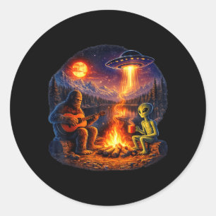 Sticker Rond Alien drôle et Bigfoot Feu de camp Lune UFO