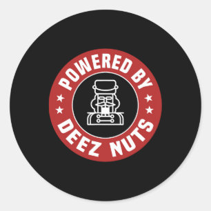 Sticker Rond Alimenté par Deez Nuts - Drôle de casse-noisette X