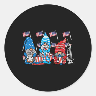 Sticker Rond American Gnomes Nurse 4 juillet Scrub Top Patrio