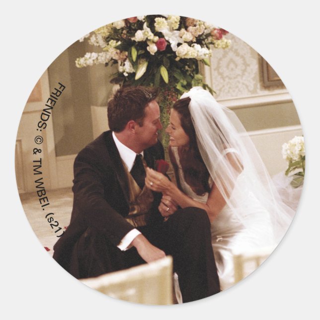 Sticker Rond AMIS™ | Chandler et Monica mariées (Devant)