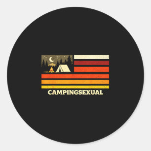 Sticker Rond Amoureux de camping drôle drapeau rétro feu de cam