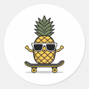 Sticker Rond Ananas mignon avec lunettes de soleil sur un skate