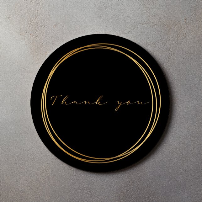 Sticker Rond Anneaux noirs et dorés Merci Élégant Moderne (Black round thank you sticker with gold script and double circle frame)