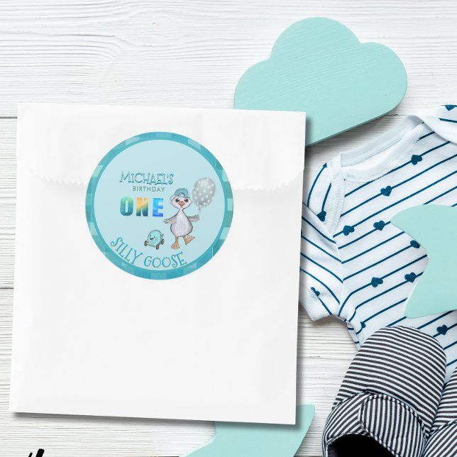 Sticker Rond Anniversaire bleu du garçon d'oie sotte (Silly Goose Boy's Blue Plaid Birthday Classic Round Sticker)