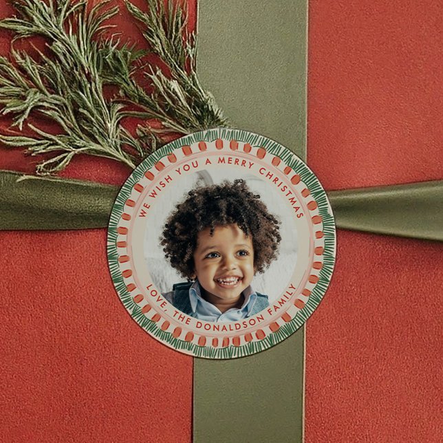 Sticker Rond Aquarelle verte et rouge Joyeuse photo Fringe (Classic red and green circle frames your favorite photo in this happy photo holiday sticker.)