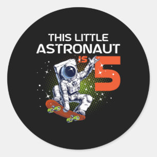 Sticker Rond Astronaute faisant du skateboard pour son 5ème ann