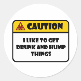 STICKER ROND ATTENTION - J'AIME BOIRE ET HUMIDER DES CHOSES