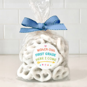 Sticker Rond Attention Première Année Je Viens