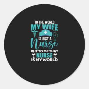 Sticker Rond Au monde ma femme est juste infirmière...