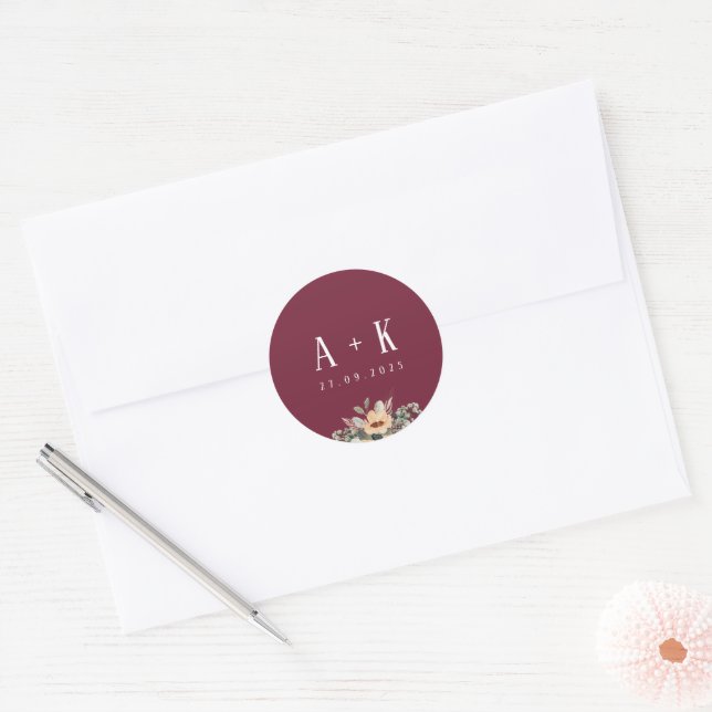 Sticker Rond Autocollants, Élégant monogramme bordeaux floral (Enveloppe)