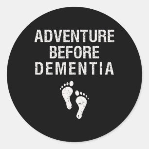 Sticker Rond Aventure avant la démence Funny Wanderlust Voyage