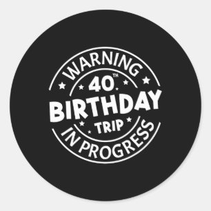 Sticker Rond Avertissement 40e anniversaire Voyage en cours Drô