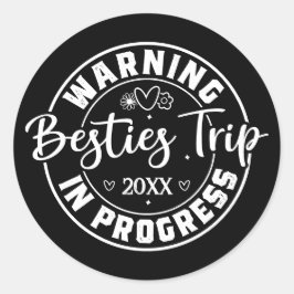 Sticker Rond Avertissement Besties Voyage en cours Blanc sur No
