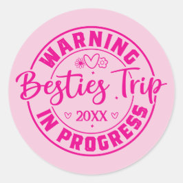 Sticker Rond Avertissement Besties Voyage en cours Magenta sur 