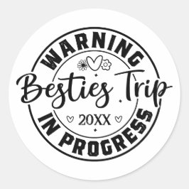 Sticker Rond Avertissement Besties Voyage en cours Noir sur Bla