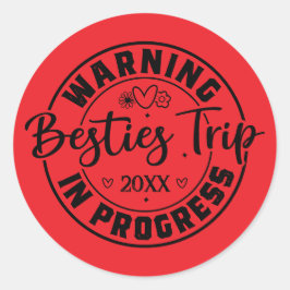 Sticker Rond Avertissement Besties Voyage en cours Noir sur Rou