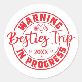 Sticker Rond Avertissement Besties Voyage en cours Rouge sur bl