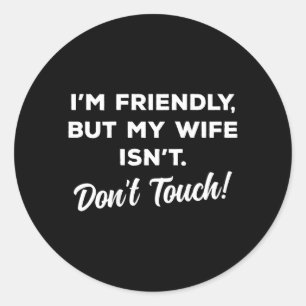 Sticker Rond Avertissement drôle de mari et femme au dos humour