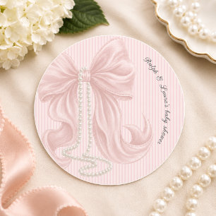 Sticker Rond Baby-Shower avec un Nœud Rose et des Rayures 