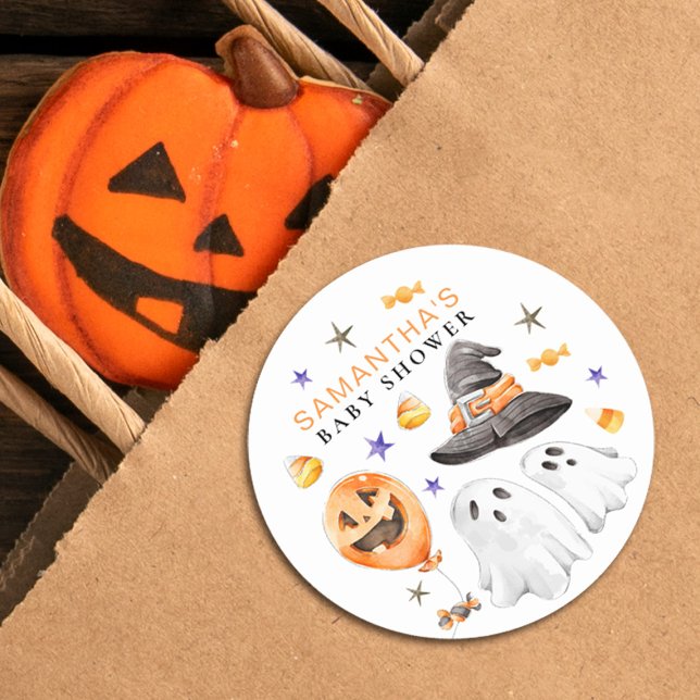 Sticker Rond Baby shower d'aquarelle Little Boo Halloween (Little boo baby shower Halloween sticker featuring watercolor ghosts and candy corn.)