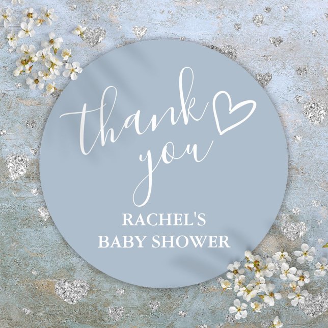 Sticker Rond Baby shower de garçon bleu Dusty Script Merci de c (Dusty Blue Boy Baby Shower Script Heart Thank You Classic Round Sticker)
