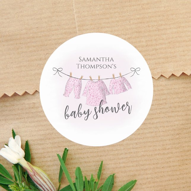 Sticker Rond Baby shower Girl Script tendance Aquarelle mignonn (Baby shower cute pink watercolor clothesline sticker.)