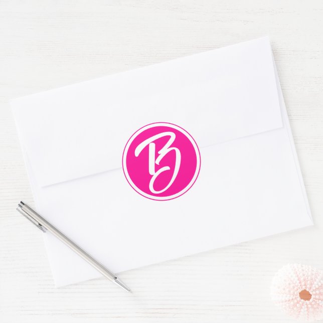 Sticker Rond Barbiecore Calligraphie Lettre Rose Chaud (Enveloppe)