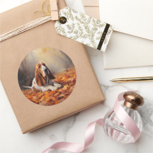 Sticker Rond Basset Hound dans les feuilles d'automne qui tombe