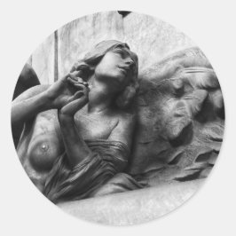 Sticker Rond Beau ange regardant vers le ciel