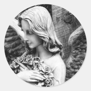 Sticker Rond Beau ange tenant des roses sur la poitrine
